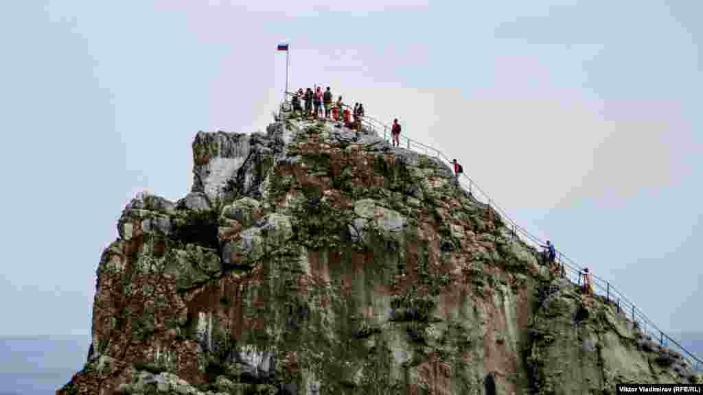 Туристы на вершине скалы Дива ‒ одного из главных памятников природы в поселке