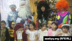 Воспитанники детского сада на новогоднем празднике. Алматы, 26 декабря 2012 года. Иллюстративное фото.