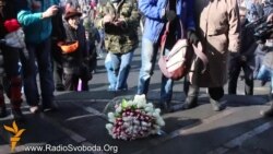 До місця, де було вбито активістів Майдану, люди поклали квіти