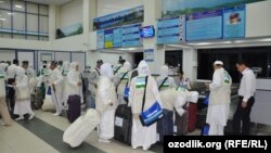 Самаркандские паломники вылетают в Мекку. 12 сентября 2015 года. 