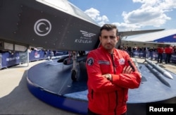 Сельджук Байрактар рядом с образцом БПЛА Bayraktar TB2, которые производит его компания Baykar Makina. Стамбул, апрель 2023 года.