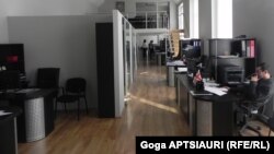 «Молодые юристы» заявляют, что это далеко не первый прецедент, когда представители власти вынуждают увольняться по собственному желанию сотрудников органов местного самоуправления, занявших должности еще при прежней власти