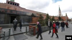 Москвадагы Лениндин мавзолейине бараткан көрүүчүлөр, 18.04. 2017