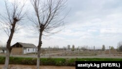 Сүрөттө: Жалал-Абад облусунун Ноокен районундагы Сакалды айыл өкмөтүнүн кыргыз жарандары былтыр көчүп чыккан Чек айылы, ал эми Өзбекстанга карап калган.