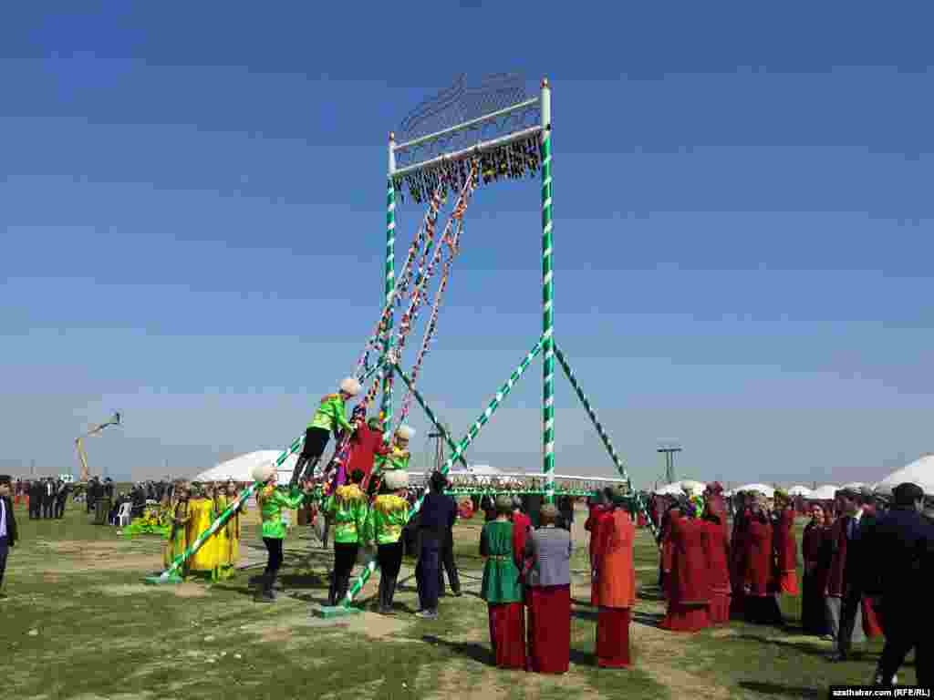 Hiňňillik daşy has-da köp adamly boldy.