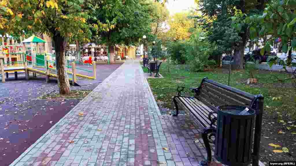 У скверах із дерев опадає листя