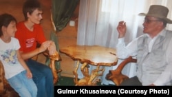 Азат сеңлесе Зөлфия һәм бабасы Фәнзаман Баттал белән