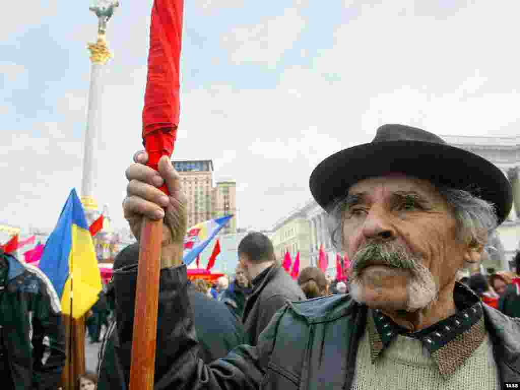 Supporters of Prime Minister Viktor Yanukovich protest against the parliament's dissolution in Kyiv's Independence Square outside the Ukrainian Parliament