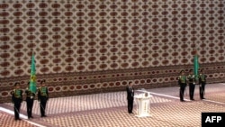 17-февралда Ашгабат шаарында Түркмөнстандын  президентинин ант берүү аземи өттү.