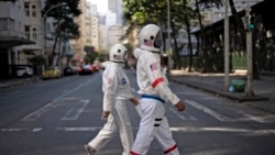 Բրազիլիա - Պաշտպանիչ արտահագուստներով ամուսնական զույգ Ռիո դե Ժանեյրոյում, հուլիս, 2020թ.