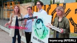 Активісти роздають інформаційні матеріали про в’язнів Кремля