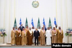 Сауд Арабиясынан Өзбекстанга келген делегация президент Шавкат Мирзиёев менен. 15-октябрь, 2025-жыл, Ташкент.
