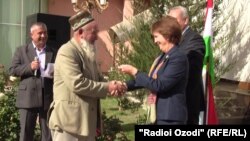 Сюзан Эллиотт, сафири ИМА дар Тоҷикистон калиди тракторҳои навро тақдим намуд