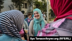 Кримськотатарська активістка Муміне Салієва біля суду в Сімферополі, 30 травня 2019 року