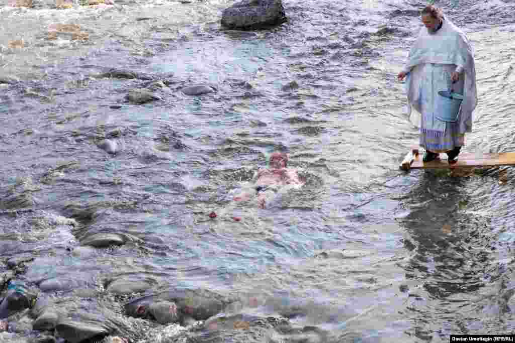 Агын сууга чумкугандардын арасында карысы да, жашы да бар.