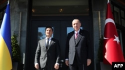 Түркиянын президенти Режеп Тайып Эрдоган жана иш сапар менен келген Украинанын президенти Владимир Зеленский (солдо). Стамбул. 2021-жылдын 10-апрели.