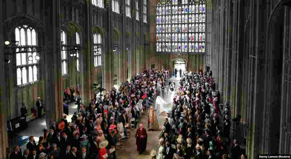 Меган Маркл проходит через церковь Св. Георгия в Виндзорском замке на церемонию бракосочетания.