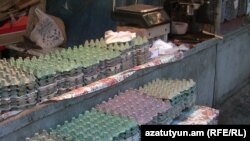 Пустые клетки из-под яиц на одном из ереванских рынков во время дефицита яиц в конце прошлого года 