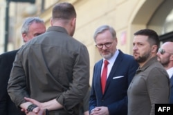 Прем’єр-міністр Чехії Петр Фіала (у червоній краватці) і президент України Володимир Зеленський у Празі, 7 липня 2023 року