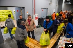 Раньше гуманитарку от «Поможем» раздавали на «Донбасс-Арене». 2016 год