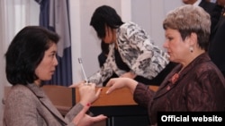 Таратылган парламенттин кезексиз жыйынына катышкан депутаттар - Гүлжамал Султаналиева (Коммунисттер фракциясы) жана Галина  Куликова ("АК Жол" фракциясы). 