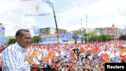 Turkey - Turkey's Prime Minister and the leader of Justice and Development Party (AKP) Tayyip Erdogan greets his supporters during an election rally in Erzurum, 10Jun2011