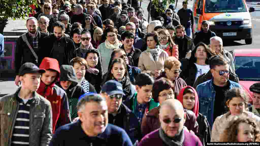 Люди рушили від нинішнього кінотеатру &laquo;Київська Русь&raquo; до Бабиного Яру&nbsp;