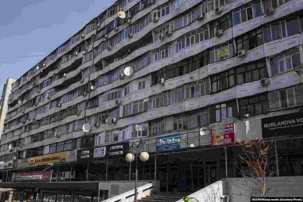 Абдрахманов көчөсү, №137-үй, 66-батир&nbsp; Бишкектин чордонундагы имарат 1978-жылы курулган. Кабарчылар ал үйдүн 4-кабатына көтөрүлүп, бирок 66-батирге жете алышкан эмес. Кире бериши темир тор менен тосмолонгон. Жерде чачылып жаткан дүмүрчөктөр батир көптөн бери бош турганынан кабар берет.&nbsp; Аянты: 65 кв метр&nbsp; Баасы: 58.800 (буга чейин сатылгандагы баасы) Матраимов сатып алган күн: 25-январь 2021-жыл Мамлекетке өткөрүлгөн күн: 1-февраль 2021-жыл &nbsp;