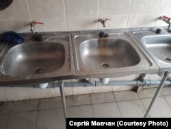 Біля умивальників немає мила, санітайзерів, а також рушників.