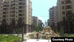 Фасады зданий в Олимпийской деревне выглядят довольно красиво, чего не скажешь об улочках: в глаза бросаются наспех заасфальтированные дороги, причем, рабочим явно не удалось согласовать график работ