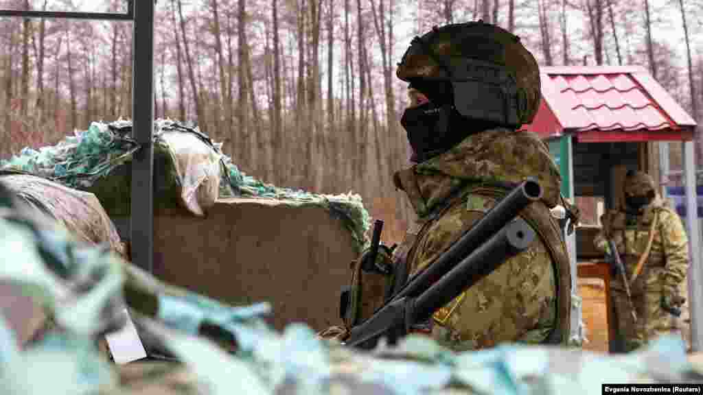 Вооружённые белорусские военные несут вахту на границе с Украиной на пограничном переходе &laquo;Новая Гута&raquo;