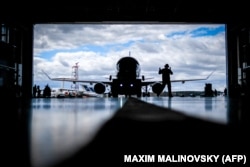 Самалёт авіякампаніі «Белавія» у ангары ў Нацыянальным аэрапорце Мінск