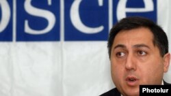 Armenia -- Human Rights Ombudsman Armen Harutiunian speaks at a news conference on 27May2009.