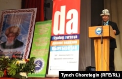 Профессор Адыл Жуматурду (Бээжин) маркум манасчы Жусуп Мамайга арналган эл аралык илимий жыйында. Нарын ш., 29.5.2015.