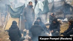 Брузги-Кузница өткөрмө бекетинин жанындагы  мигранттар куруп алган лагер. 