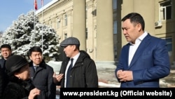 Президент Садыр Жапаровдун жаңы конуштун жашоочулары менен жолуккан учуру. 
