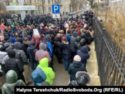 Під судом зібрались прихильники підозрюваного Остапа Стахіва