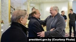 Аляксандар Лукашэнка падчас нефармальнай сустрэчы з прэмʼер-міністрам Пакістану Шагбазам Шарыфам 10 красавіка 2025 году ў Менску