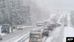 Франция. Жүк тартчу жана жеңил машинелер A20 кан жолунда. 27-ноябрь 2010