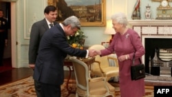 Великобритания - Встреча президента Армении Сержа Саргсяна с Ее Величеством Королевой Елизаветой Второй в Букингемском дворце, Лондон, 10 февраля 2010 г.