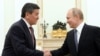 Президенты Кыргызстана и России Сооронбай Жээнбеков и Владимир Путин. 
