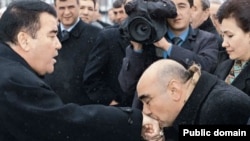 Türkmenistanyň birinji prezidenti Saparmyrat Nyýazow (çepde) hem ençeme kitabyny çap etdiripdi.