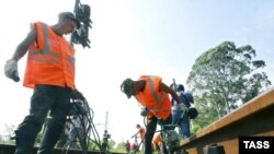 Военнослужащие ж/д войск России на ремонте перегона Сухуми-Очамчира