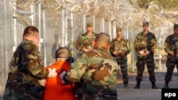 Права иностранных «террористов» (на снимке в красном) в Гуантанамо теперь описывает специальный закон