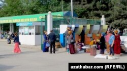 "Моей главной заботой будет мой народ", - гласит  надпись над рыночными прилавками на Текинском рынке в Ашхабаде. 