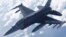 Истребитель F-16 ВВС США, участвующий в учениях Sabre Strike под руководством США, пролетает над Эстонией, 6 июня 2018 года