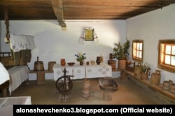 «Долівка – утрамбована, вирівняна та помазана глиною земля в приміщенні; взагалі підлога. То лінива дівка, як не мита долівка». Словник української мови, том 2. Фото: Альона Шевченко