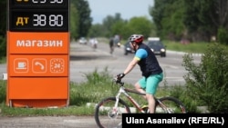 Кырсыктаган журналисттер веложарышты чагылдырып жүргөн.