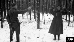 Фин солдаты совет шпионы дип шикләнелгән кешегә корал төбәгән, Rukajärvi, 1942 ел (фин армиясе архивыннан)