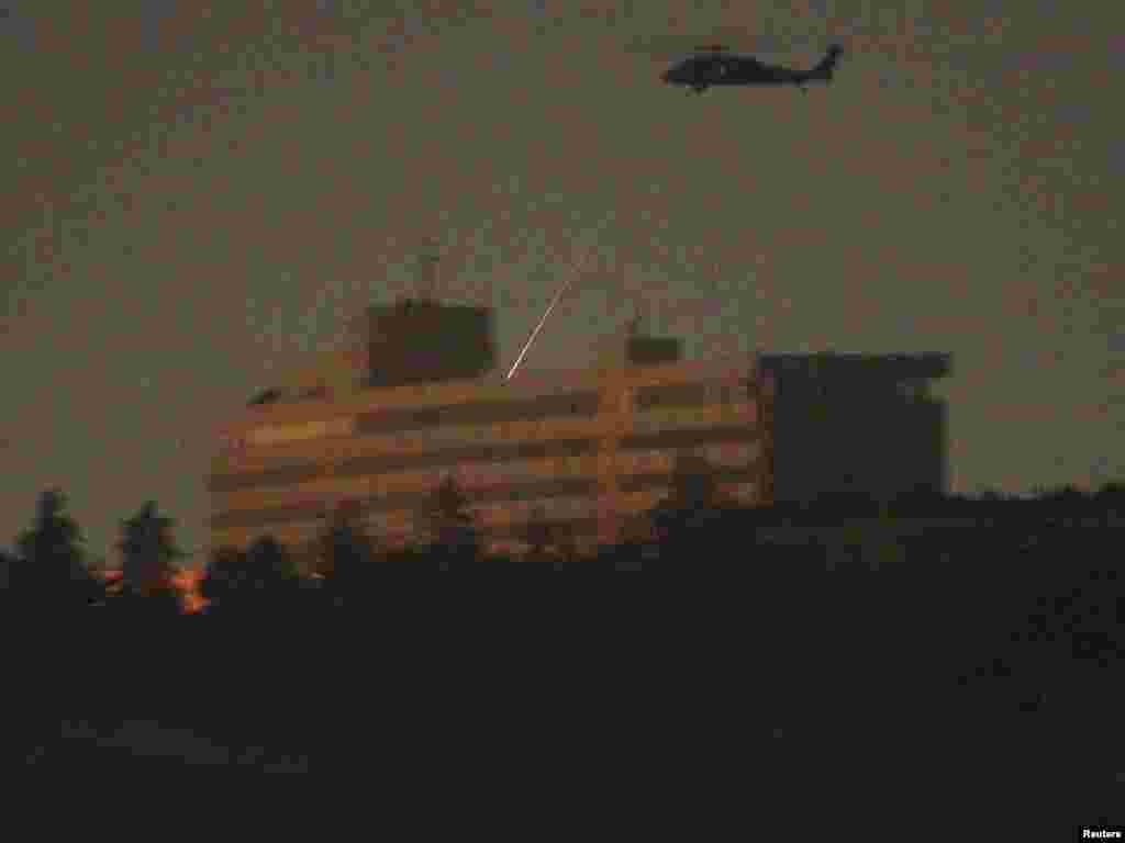 "Интерконтинентал" конок үйүнө кол салган талиптерге НАТО тикучагы ок жаадырууда. (Reuters/Omar Sobhani) - 28-29-июнда Ооганстандын ордо шаарындагы "Интерконтинентал" (Intercontinental) конок үйүнө талипчи жанкечтилер жана аларды колдоого алган жоочулар чабуул коюшту. Кол салгандарды ооган коопсуздук күчтөрү жана эл аралык бейпилдик күчтөрү жок кылышты. 29.6.2011.